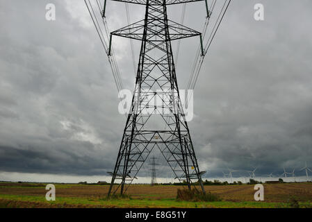 Des turbines éoliennes terrestres et de pylônes électriques à peu près de Rye Cour Cheyne. UK Banque D'Images