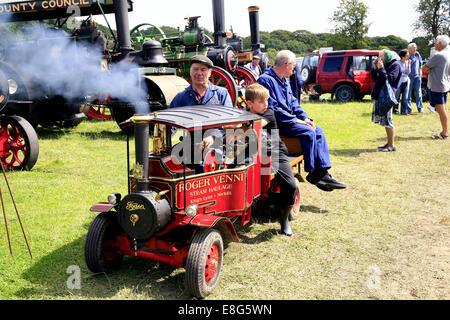 Un 4 1/2' C Type Foden wagon à vapeur miniature avec passagers à la cuisson à la vapeur de Cromford Rally, Tansley près de Matlock, Derbysh Banque D'Images