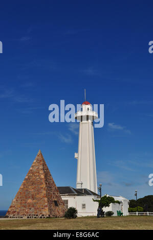 Port Elizabeth : pyramide érigée en 1829 par Sir Rufane Donkin en mémoire de son épouse Elizabeth, après que la ville a été nommé, et le phare (1861) Banque D'Images