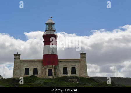 Afrique du Sud : le cap Agulhas lighthouse, la pointe sud de l'Afrique et la séparation entre l'océan Atlantique et l'Océan Indien Banque D'Images