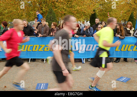 Les spectateurs d'encourager les coureurs de marathon approche de la ligne d'arrivée à Glasgow Green pendant la Grande Course écossais le 5 octobre Banque D'Images