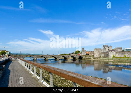 King John's Castle, Thomond Bridge et la rivière Shannon de Clancy's Strand, la ville de Limerick, le comté de Limerick, Irlande Banque D'Images