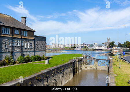 Sarsfield verrou sur la rivière Shannon en direction de King John's Castle, comté de Limerick, Limerick, Irlande Banque D'Images