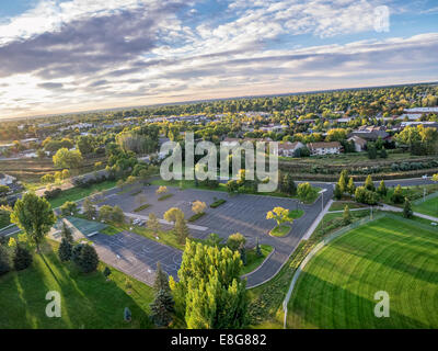 Vue aérienne d'un parc local avec de basket-ball, terrain de stationnement et terrain de baseball à Fort Collins, Colorado Banque D'Images