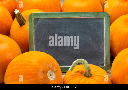 Tableau noir ardoise en blanc avec des taches de craie blanche et de citrouille - Halloween ou Pâques thème Banque D'Images