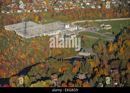 L'usine de traitement des eaux (usine de traitement de l'eau) et du château d'eau (pompe à eau) est représentée dans la banlieue de la ville de Québec Banque D'Images