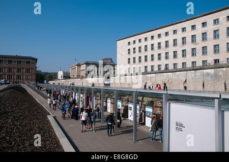 Topographie de la terreur musée sur l'emplacement de l'ancien quartier général de la Gestapo et des SS, s'étendent du mur de Berlin Banque D'Images