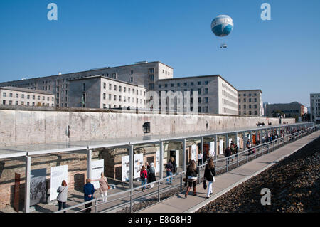 Topographie de la terreur musée sur l'emplacement de l'ancien quartier général de la Gestapo et des SS, s'étendent du mur de Berlin Banque D'Images