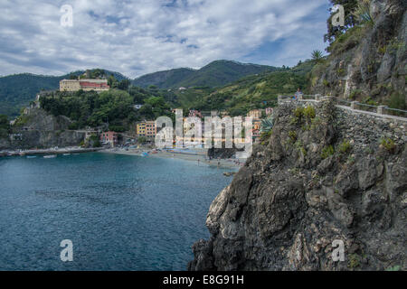 Monterosso al Mare, Cinque Terre, région de Ligurie, Italie, vu du sentier du littoral à Vernazza. Banque D'Images