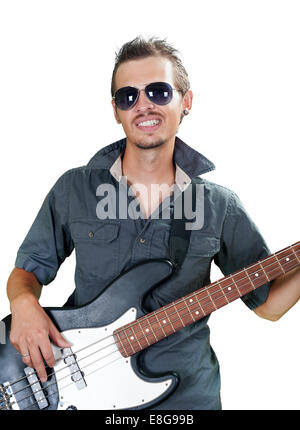 Cool bassiste de race blanche portant des lunettes de soleil Banque D'Images