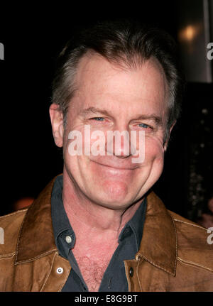 Photos de fichier : Hollywood, CA, USA. Nov 9, 2008. Stephen Collins, l'acteur qui a joué le pasteur Eric Camden au 7ème ciel, est l'objet d'une enquête par la police après avoir avoué à la pédophilie. Sur la photo : Nov 9, 2008 - Hollywood, Californie, États-Unis - l'Acteur Stephen COLLINS arrive à AFI Film Festival Soirée de clôture première de 'Defiance' tenue à l'Cinerama Dome Theatre. (Crédit Image : Photo : Lisa O'Connor/ZUMA Press/Alamy Live News) Banque D'Images