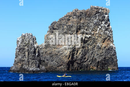 La kayakiste dans Channel Islands National Park Banque D'Images