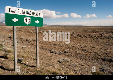 L'Argentine, ruta nacional 40 : le signe de la célèbre route nationale 40 en Patagonie, la route qui traverse l'ensemble du pays Banque D'Images
