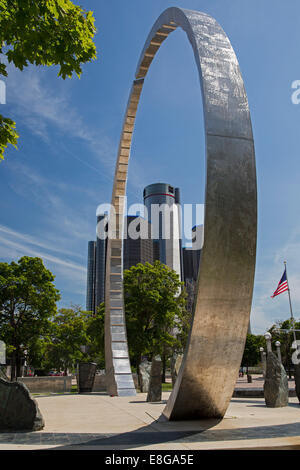 Detroit, Michigan - 'transcendant', l'héritage du Travail du Michigan Monument à Detroit's Hart Plaza. Banque D'Images