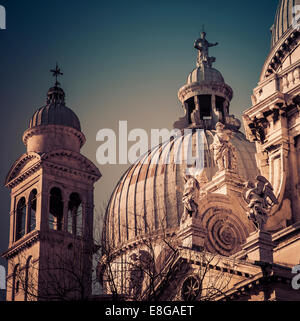 Les dômes et tour de Santa Maria della Salute, Venise, Italie. Banque D'Images