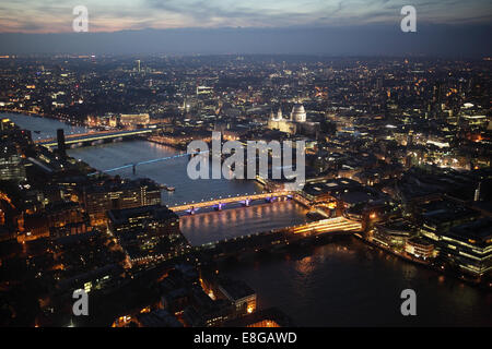 Vue du centre de Londres dans la nuit du haut de la tesson montrant la Cathédrale St Paul. Banque D'Images