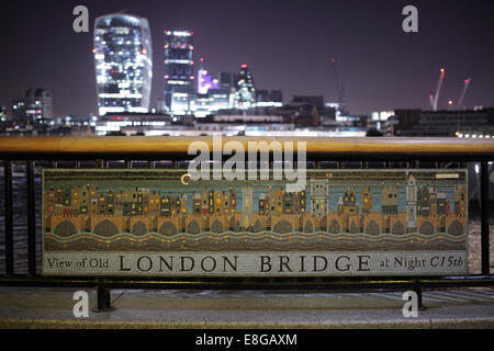 Old London Bridge mosaic en regard de la Tamise à Londres la nuit. Banque D'Images