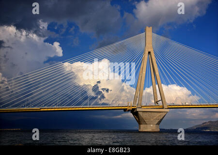 Le pont à haubans de Rio-Antirio, comme vu du château de Antirio, Municipalité de Nafpaktos, Heraklion, Grèce. Banque D'Images