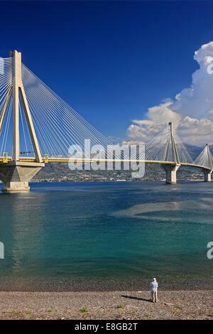 Le pont à haubans de Rio-Antirio, comme vu du château de Antirio, Municipalité de Nafpaktos, Heraklion, Grèce. Banque D'Images