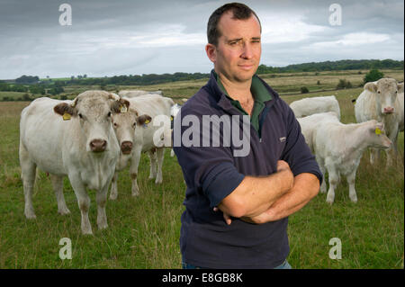 Éleveur de bovins, le petit James sur sa ferme dans les collines de Mendip Banque D'Images