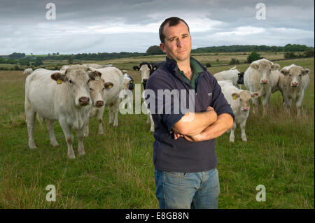 Éleveur de bovins, le petit James sur sa ferme dans les collines de Mendip Banque D'Images