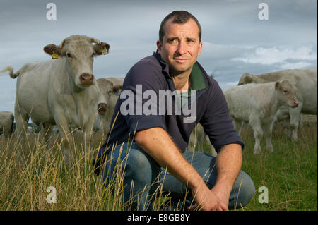 Éleveur de bovins, le petit James sur sa ferme dans les collines de Mendip Banque D'Images