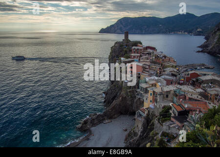 Vernazza, vu du sentier du littoral qui mène à Corniglia. Cinque Terre (Cinq Terres'), région de Ligurie, Italie. Banque D'Images