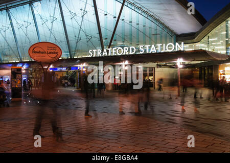 La gare de Stratford dans l'heure de pointe du soir Londres Angleterre Royaume-Uni UK Banque D'Images