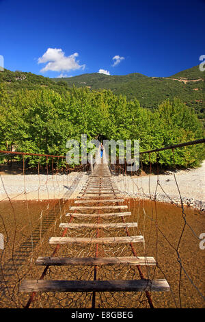 Des piétons sur le pont suspendu de la rivière Evinos, reliant les régions de Thermo et Nafpaktia, Heraklion, Grèce. Banque D'Images