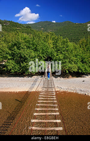 Des piétons sur le pont suspendu de la rivière Evinos, reliant les régions de Thermo et Nafpaktia, Heraklion, Grèce. Banque D'Images