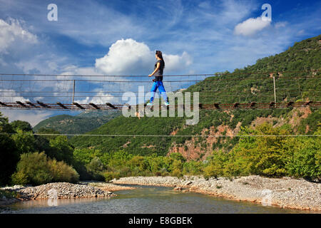 Des piétons sur le pont suspendu de la rivière Evinos, reliant les régions de Thermo et Nafpaktia, Heraklion, Grèce. Banque D'Images