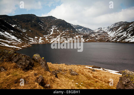 Réservoir d'eau les leviers dans le Parc National de Lake District. Les fells ont toujours le reste de la neige en hiver. Banque D'Images