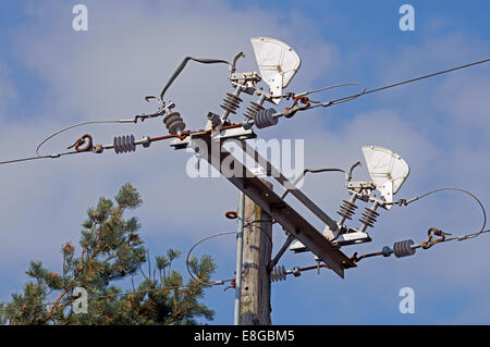 Les câbles d'électricité à distance, Suffolk, UK. Banque D'Images