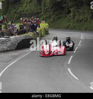 Dean Les banques et Ken Edwards laisse Michael Grabmuller et Justin forte grâce à Glen Helen, side-car la course 2, à l'île de Man TT 2014. Banque D'Images