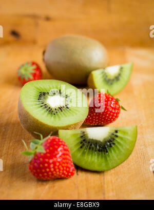 Les kiwis et les fraises Banque D'Images