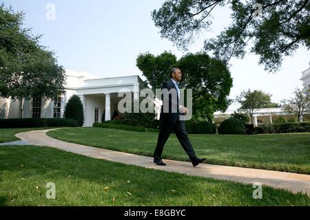 Le président américain Barack Obama se rend à la tribune sur la pelouse Sud de la Maison Blanche pour faire une déclaration sur l'aggravation de la situation en Iraq le 9 août 2014 à Washington, DC. Banque D'Images