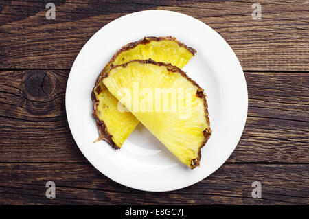 Deux tranches d'ananas dans une assiette sur la table Banque D'Images