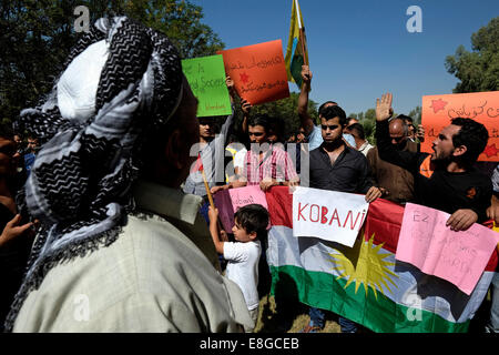 Les hommes kurdes participant à un rassemblement à l'appui de Kurdes syriens souffrant d'ISIS les attaques dans la ville syrienne de Kobane dans la ville d'Erbil Arbil Irbil, aussi orthographié ou la capitale de la région du Kurdistan dans le nord de l'Iraq. Banque D'Images