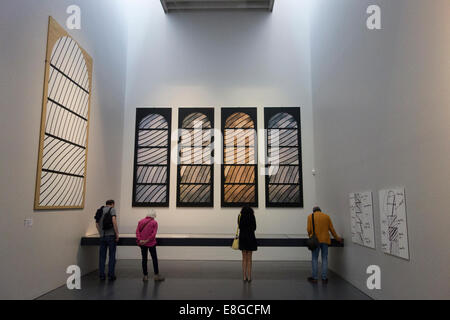 Galerie du Musée Soulages montrant des oeuvres d'art exposition de l'artiste français Pierre Soulages à Rodez Aveyron France