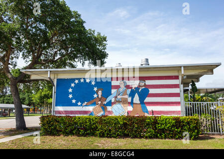 Fort ft. Myers Beach Florida,Elementary School,terrain,campus,mur,murale,art artistique,patriotique,coloniale,drapeau Betsy Ross,les visiteurs voyagent Banque D'Images