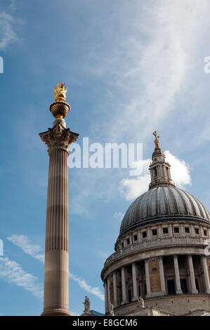 Colonne carrée Paternoster et St Paul's Cathedral, London, UK Banque D'Images