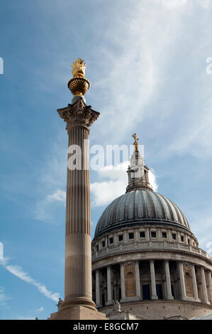 Colonne carrée Paternoster et St Paul's Cathedral, London, UK Banque D'Images