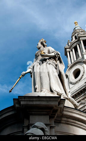 Statue de la reine Victoria et la Cathédrale St Paul, London, UK Banque D'Images