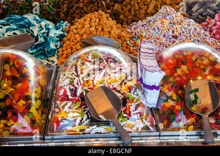 calez avec des bonbons dans différentes formes et couleurs Banque D'Images