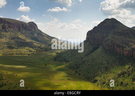 Une vue vers le bas d'une vallée à l'intérieur du parc national de Marakele, Afrique du Sud. Banque D'Images