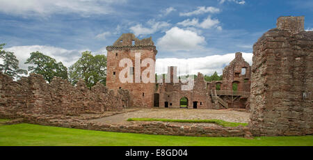 Ruines pittoresques de Conakry historique datant du 16e siècle château avec tours de pierre rouge et de hauts murs sous ciel bleu en Ecosse Banque D'Images