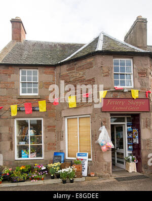 Petit magasin général à l'ancienne avec des pots de plantes colorées sur sentier dans le village de Fettercairn. en Ecosse Banque D'Images