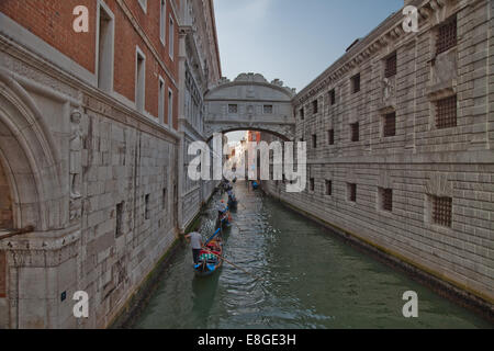 Gondoles Venise,Italie,, navigation le long des canaux de Venise, passant sous le Pont des Soupirs. Banque D'Images