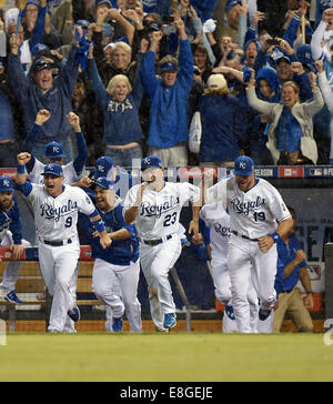 Kansas City, Missouri, États-Unis. 5Th Oct, 2014. Groupe de l'équipe : MLB Royals Johnny Giavotella, Norichika Aoki et Erik Kratz des Royals de Kansas City célébrer après avoir remporté la Division de la ligue américaine (ALDS) Série jeu 3 contre les Los Angeles Angels à Kauffman Stadium à Kansas City, Missouri, United States . © AFLO/Alamy Live News Banque D'Images