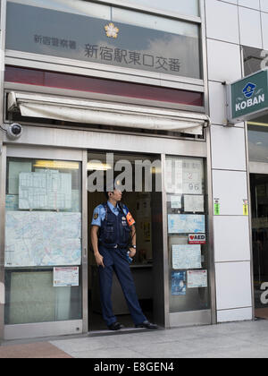 Koban japonais police mini box / gare à côté de la sortie Est de la gare de Shinjuku. Banque D'Images